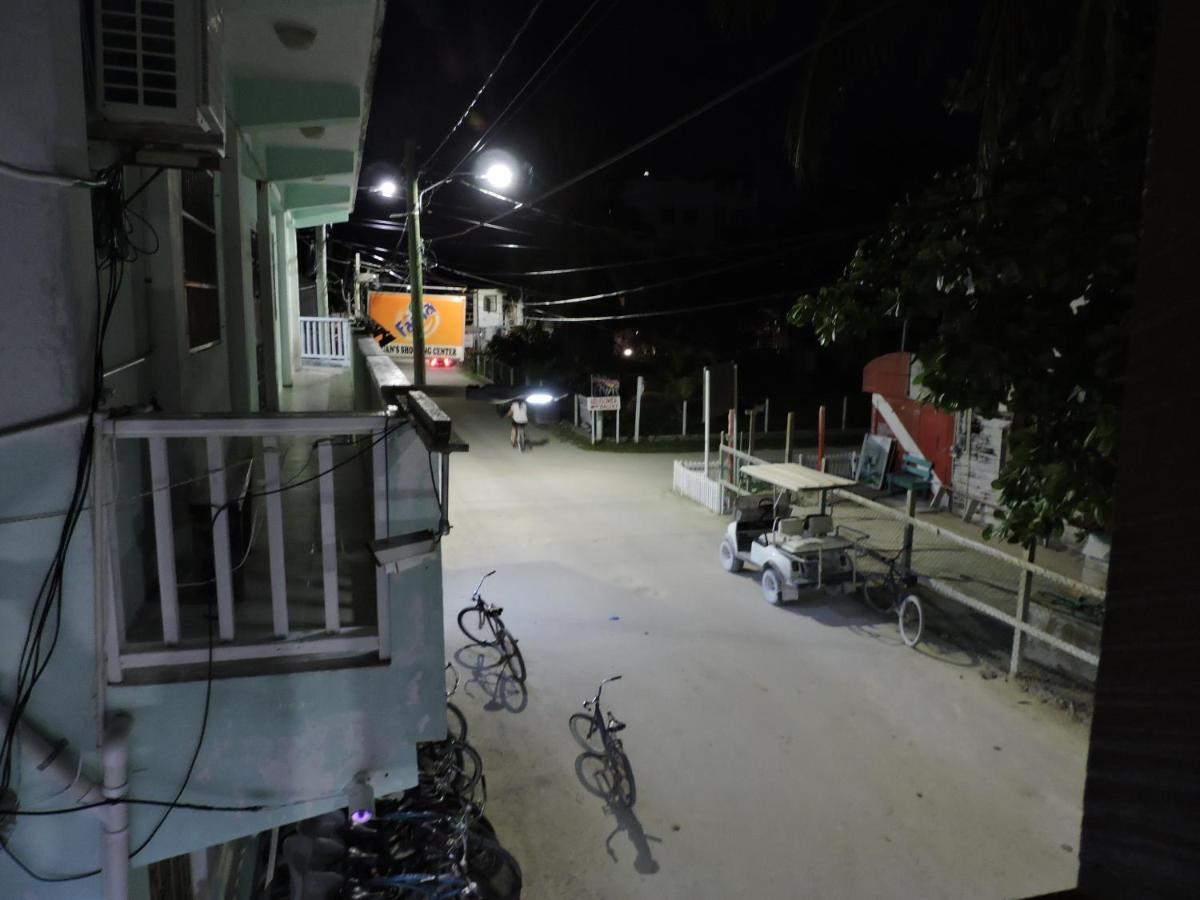 Wild Panther'S Guest House & Hostel Caye Caulker Exterior photo